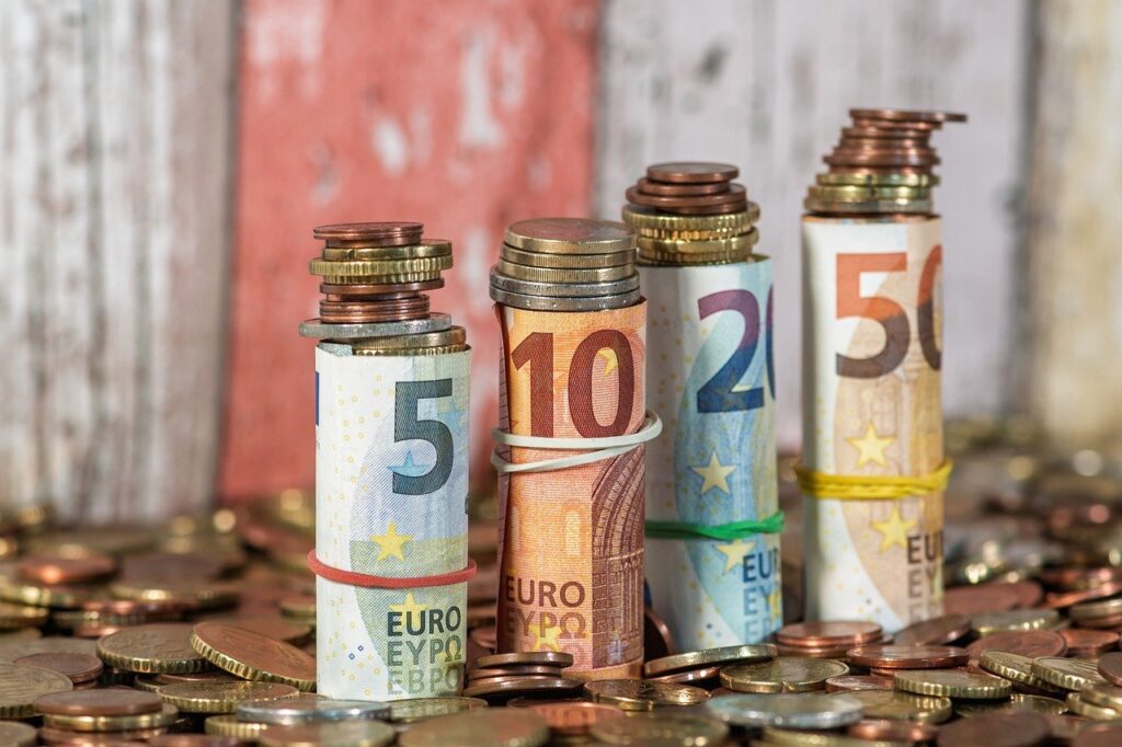 副業や投資に取り組む