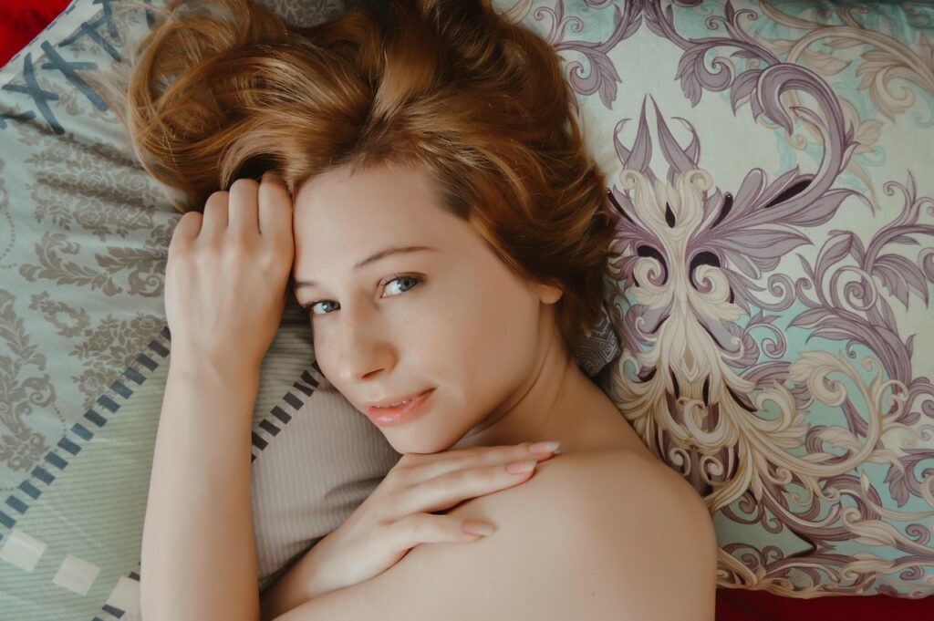 深い睡眠で朝スッキリ目覚める女性