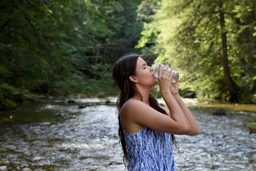 水分補給を意識する女性」