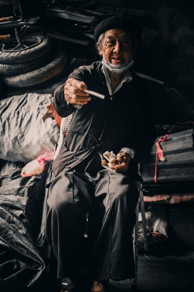 タバコ1本を見つめて迷う人