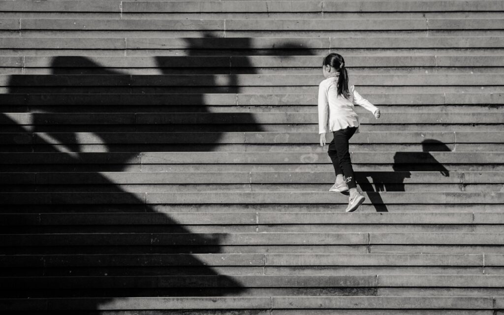 小さな成功を積み重ねる人物のイラスト