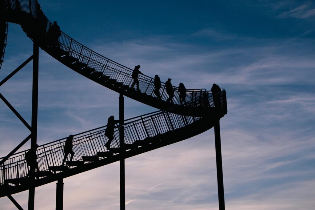 自己成長の階段を上る人物のイラスト