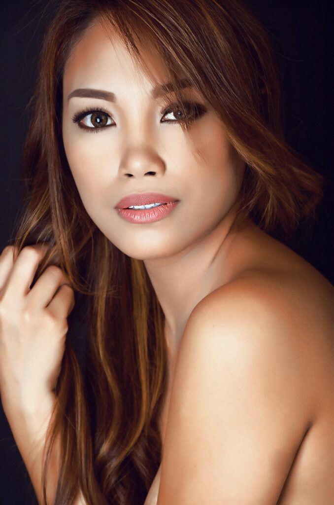 素肌が明るく健康的な女性