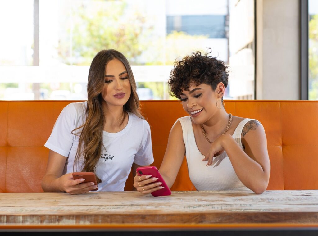 友人と自然に会話を楽しむ女性