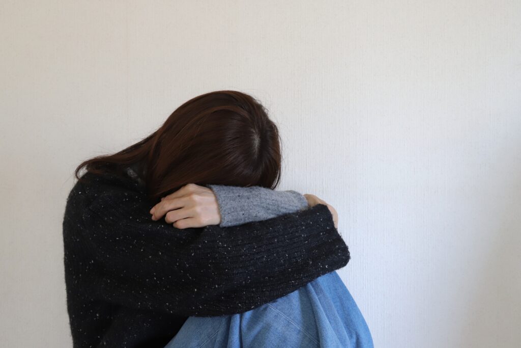 ひとりで悩んでいる女性