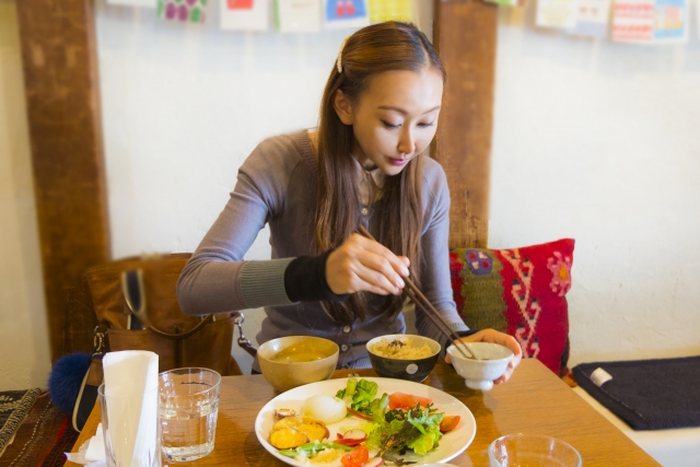 食べる女性