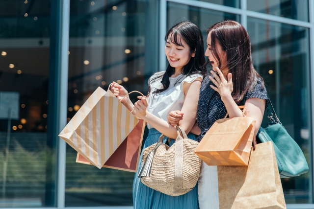 外出を楽しむ女性