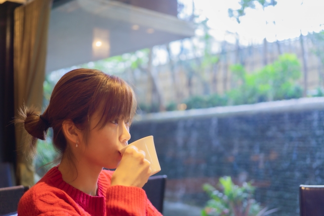 落ち着いた時間を過ごす女性