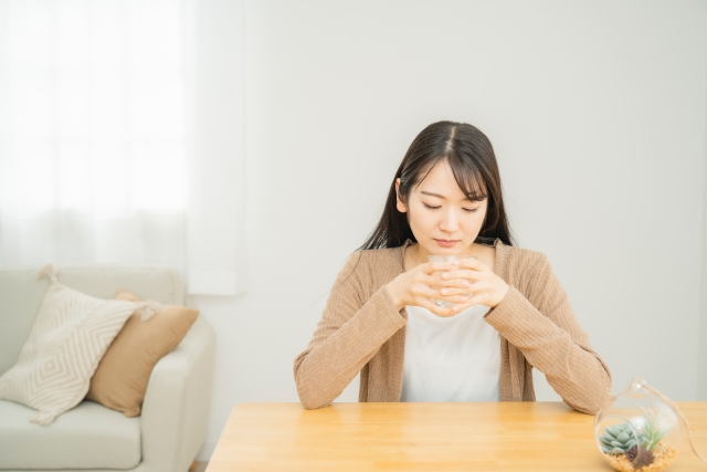 体調を気にしている女性