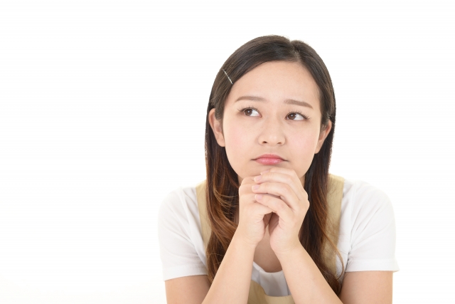 真剣に考える女性