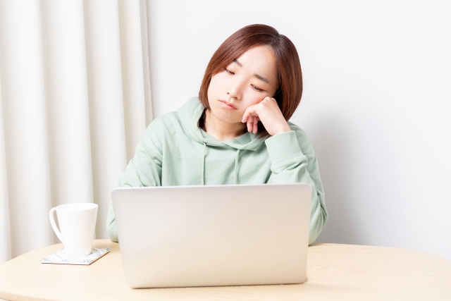 考えている女性