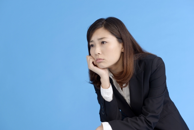 仕事終わりに考え込む女性