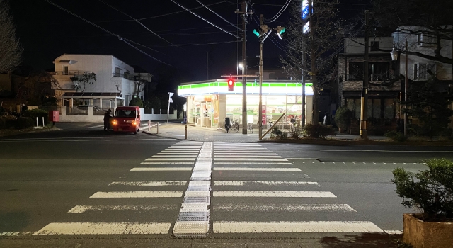 夜のコンビニ