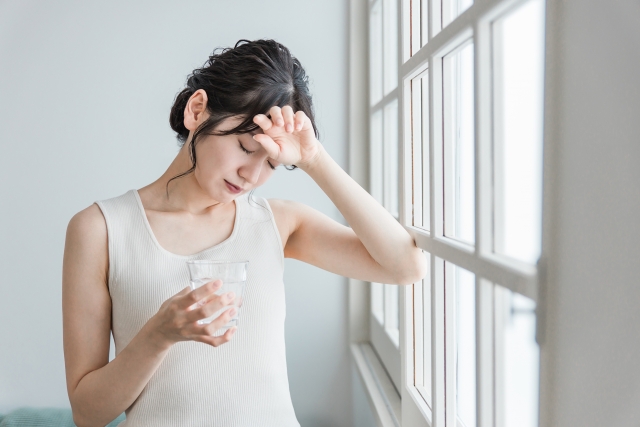 体調の変化を感じている女性