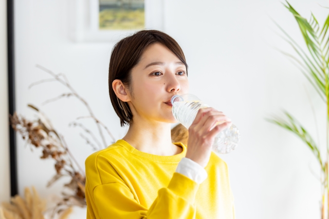 炭酸水を飲む女性