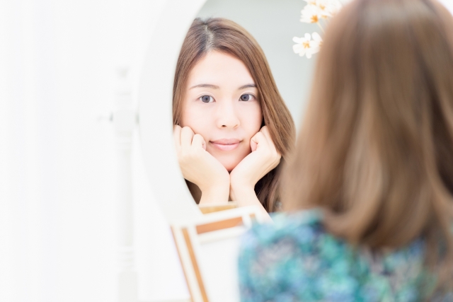 自分を見つめる女性