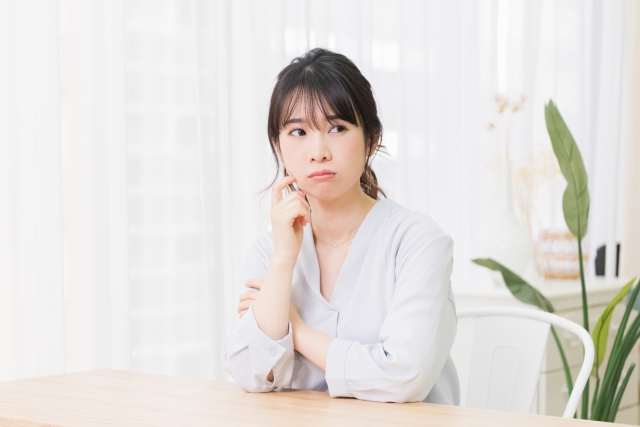 慎重に考えている女性