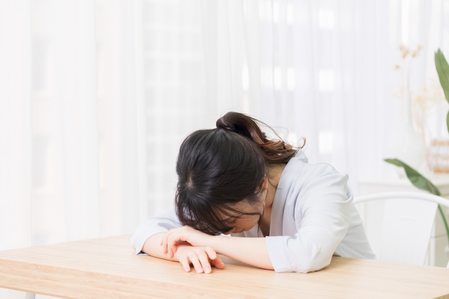 決意と迷いの間で揺れる女性