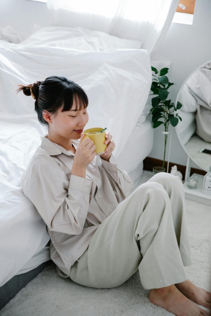 朝を静かに過ごす女性