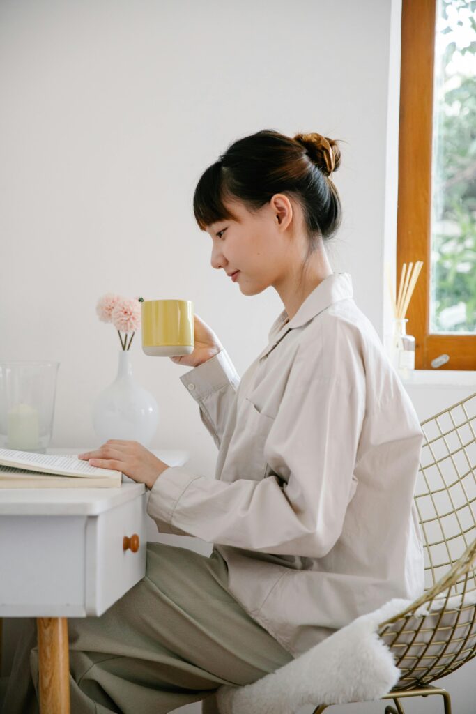 穏やかに過ごす女性