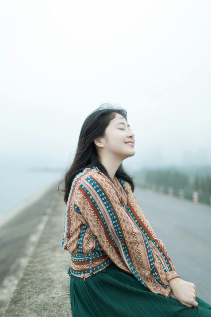 深呼吸をする女性
