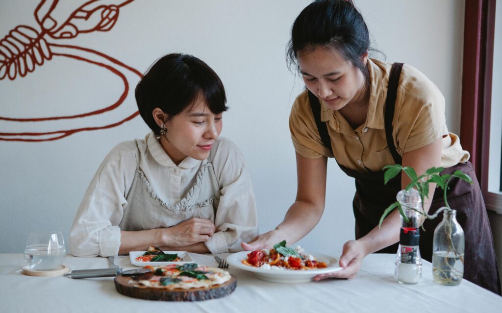 料理を前に考えている女性