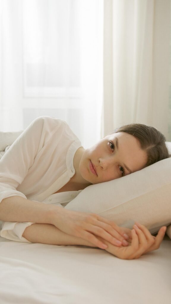 不安そうに考えている女性