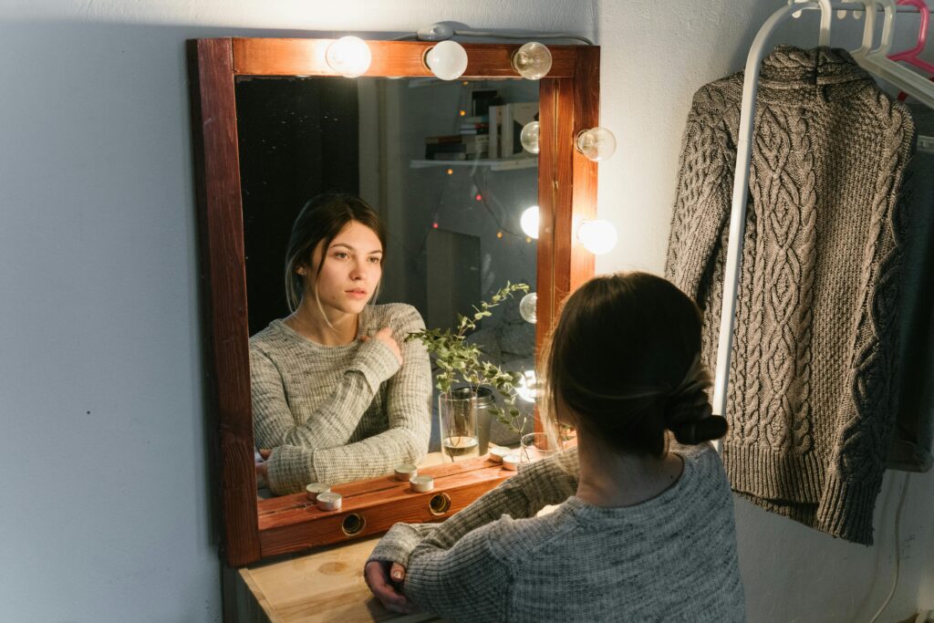 自分を見つめなおす女性