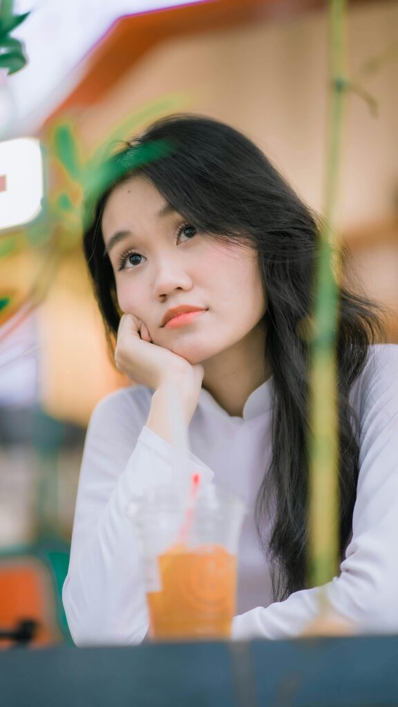 少し不安を感じている女性
