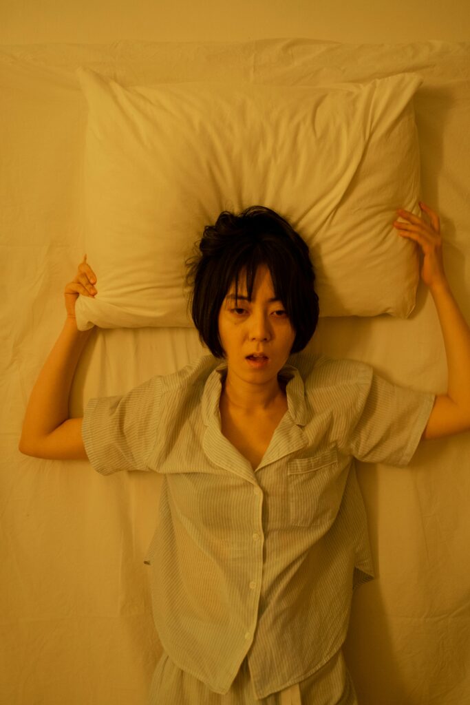 朝にだるそうな女性