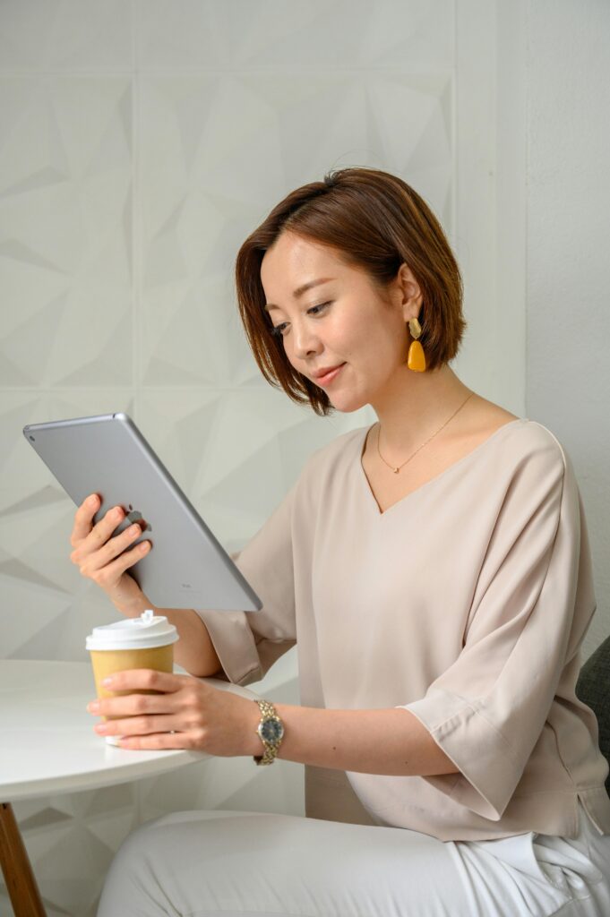 落ち着いて過ごしている女性
