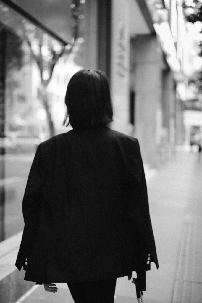 迷いながら歩く女性