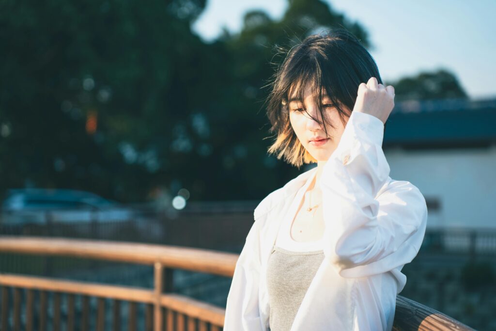前を見つめる女性
