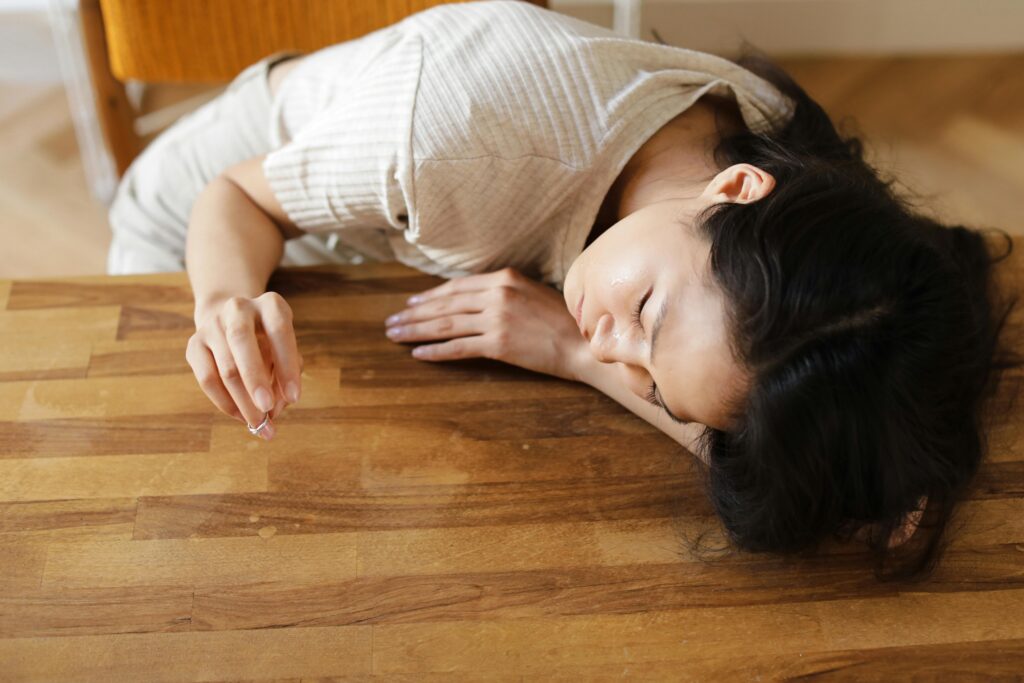 体調が優れない女性