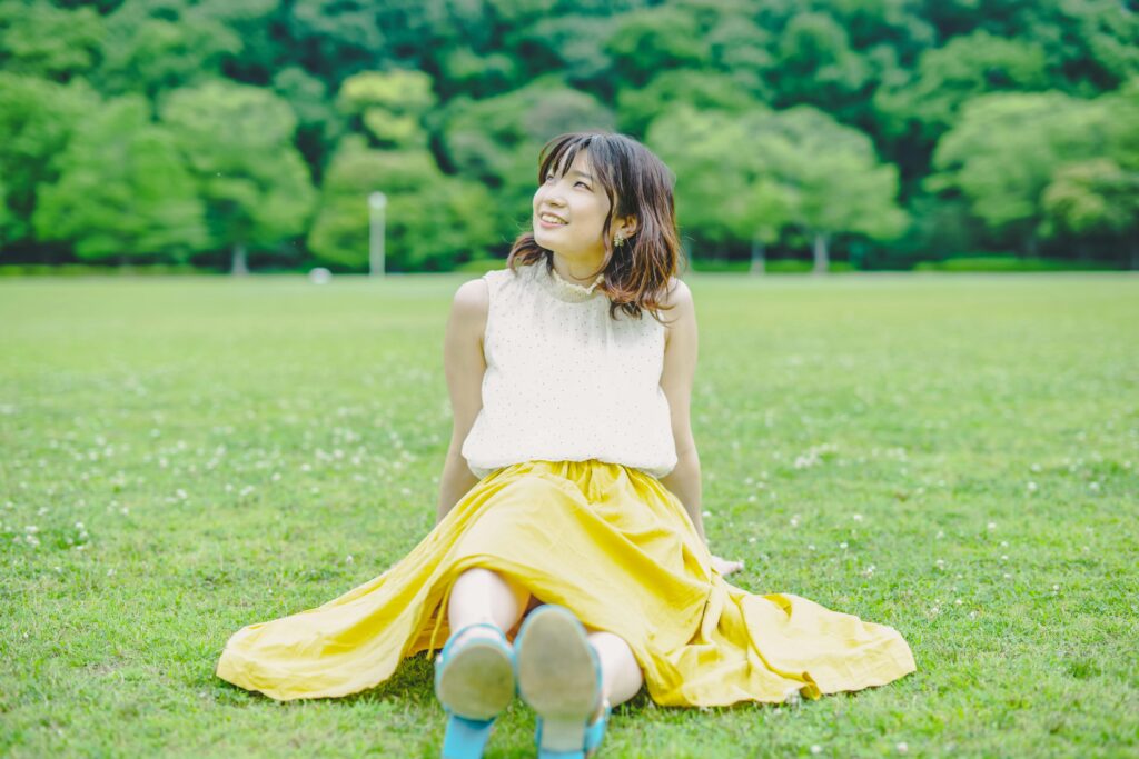 穏やかに過ごしている女性