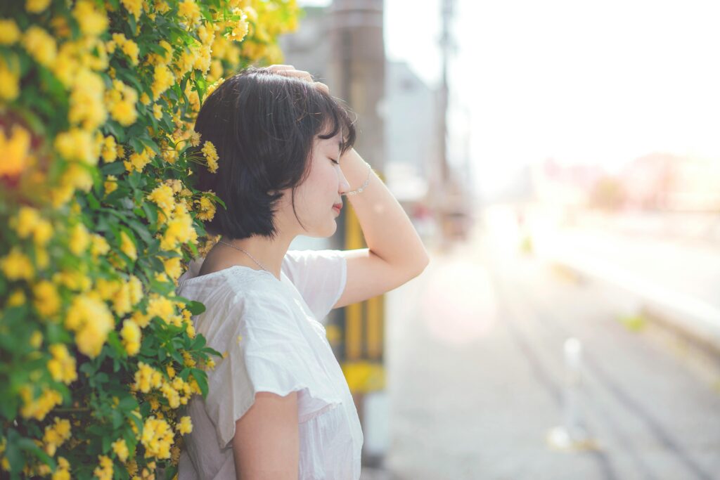 自分の体調に気づく女性