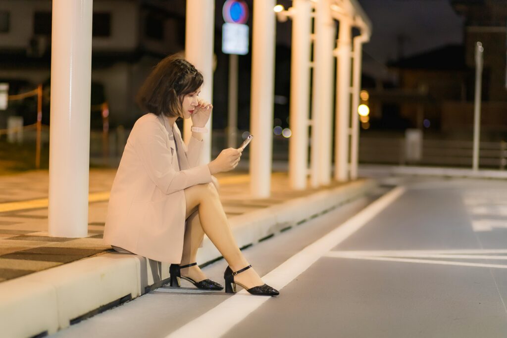 少し気が緩んでいる女性