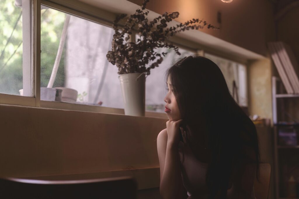 静かに前を見つめる女性