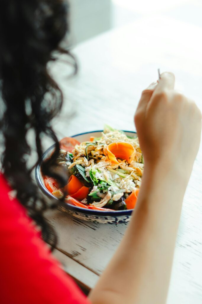 サラダを食べる女性