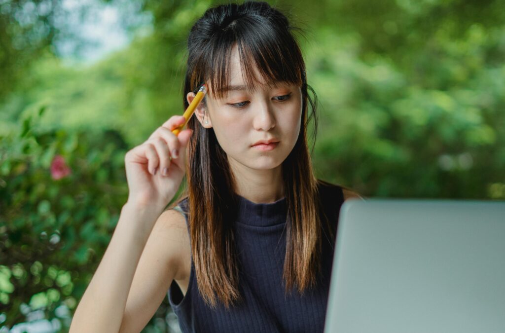 考え込む女性