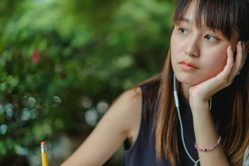 考え込む女性