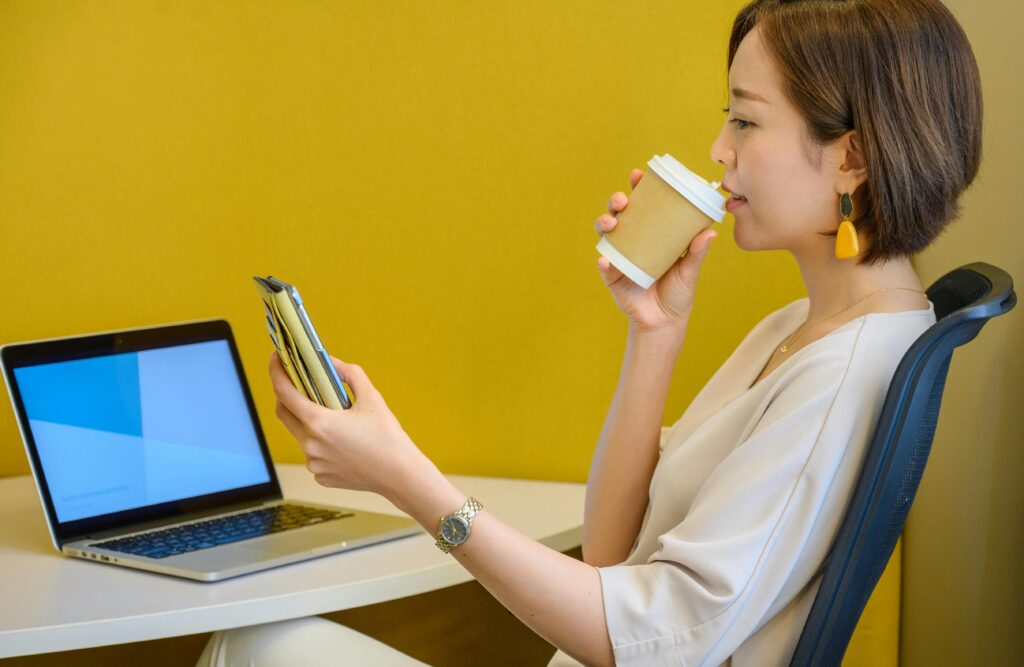禁酒・禁煙について調べる女性
