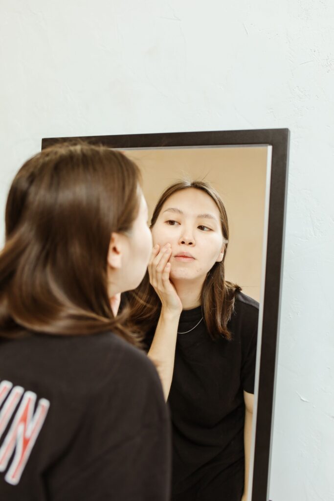 鏡の前で健康的な笑顔を見せる女性