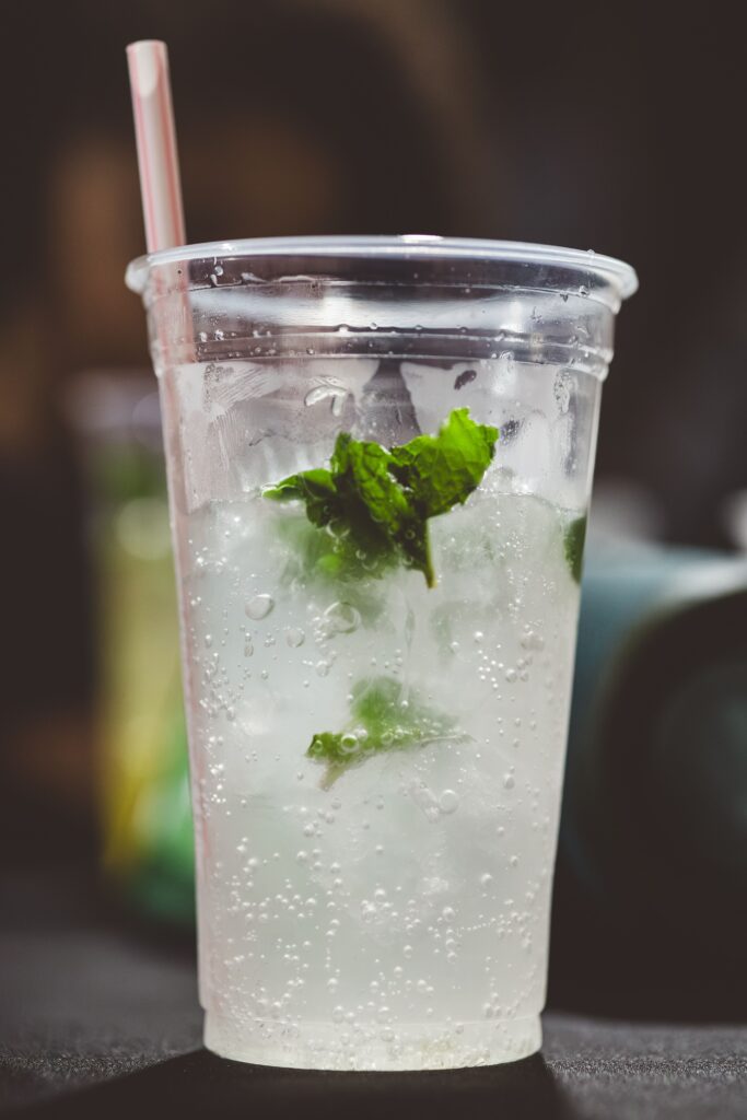炭酸水を飲む